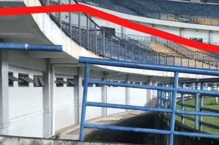 Keretakan di bagian Stadion Gelora Bandung Lautan Api, Bandung