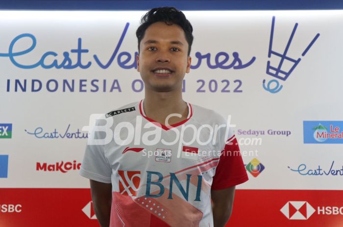 Pebulu tangkis tunggal putra Indonesia, Anthony Sinisuka Ginting, berpose setelah menjalani babak kedua Indonesia Open 2022 di Istora Senayan, Jakarta, Kamis (16/6/2022).