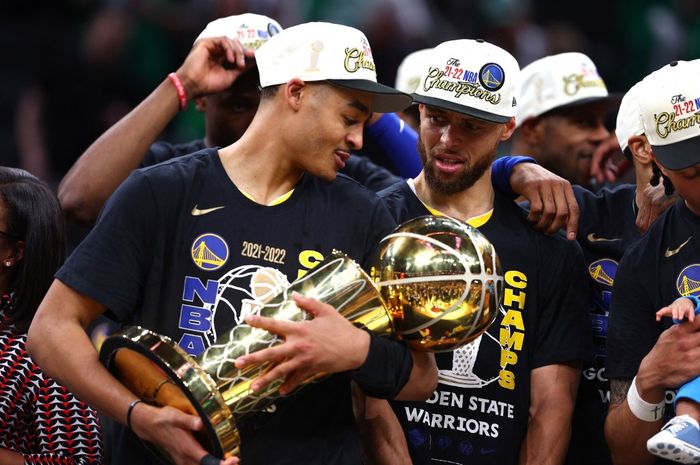 Pemain Golden State Warriors, Jordan Poole saat melakukan selebrasi usai menjuarai NBA 2022 dengan mengalahkan Boston Celtics, Jumat (17/6/2022) WIB.