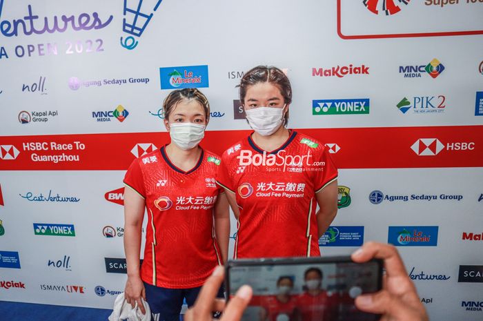 Atlet bulutangkis ganda putri China, Chen Qing Chen dan Jia Yifan, saat ditemui awak media di Istora Senayan, Jakarta, 17 Juni 2022.