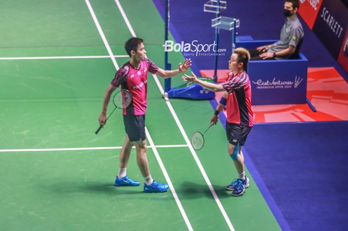 Pasangan ganda putra Malaysia, Aaron Chia dan Soh Wooi Yik, melakukan tos di saat bertanding pada perempat final Indonesia Open 2022 di Istora Gelora Bung Karno, Senayan, Jakarta, 17 Juni 2022.