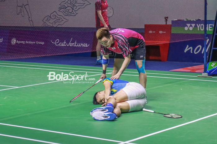 Pebulu tangkis ganda ganda putra Malaysia, Aaron Chia, menghampiri pemain Indonesia, Yeremia Erich Yoche Yacob Rambitan, yang mengalami cedera lutut pada pertandingan mereka di perempat final Indonesia Open 2022 di Istora Gelora Bung Karno, Senayan, Jakarta, 17 Juni 2022.