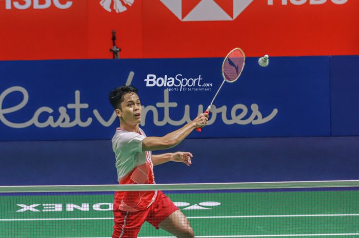 Atlet bulutangkis tunggal putra Indonesia, Anthony Sinisuka Ginting (Anthony Ginting), sedang bertanding di Istora Senayan, Jakarta pada 17 Juni 2022.