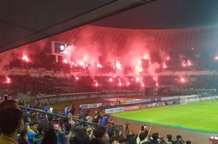 Sejumlah oknum bobotoh menyalakan flare atau suar di tribun utara Stadion Gelora Bandung Lautan Api (GBLA) Kota Bandung, Jawa Barat, Minggu (12/6/2022). 