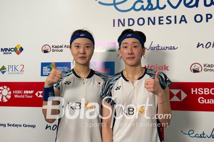 Ganda putri Korea, Lee So-hee/Shin Seung-chan, usai laga perempat final Indonesia Open 2022 melawan wakil Indonesia, Apriyani Rahayu/Siti Fadia Silva, pada Jumat (17/6/2022) di Istora Senayan, Jakarta.