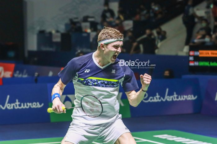 Pebulu tangkis tunggal putra Denmark, Viktor Axelsen, meluapkan ekspresinya saat menghadapi Anthony Sinisuka Ginting (Indonesia) di perempat final Indonesia Open 2022 di Istora Gelora Bung Karno, Senayan, Jakarta, 17 Juni 2022.