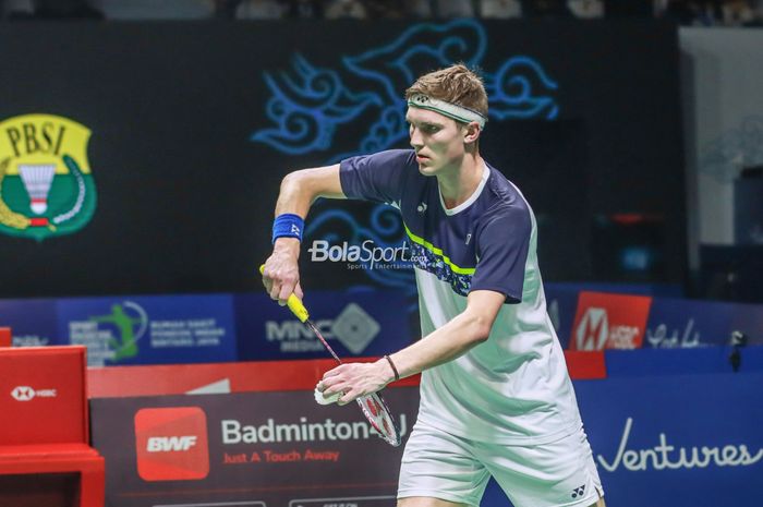 Atlet tunggal putra Denmark, Viktor Axelsen, nampak akan melakukan serve di Istora Senayan, Jakarta, 17 Juni 2022.