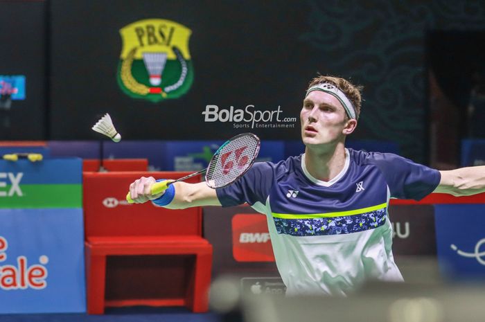 Atlet tunggal putra Denmark, Viktor Axelsen, sedang bertanding di Istora Senayan, Jakarta, 17 Juni 2022.