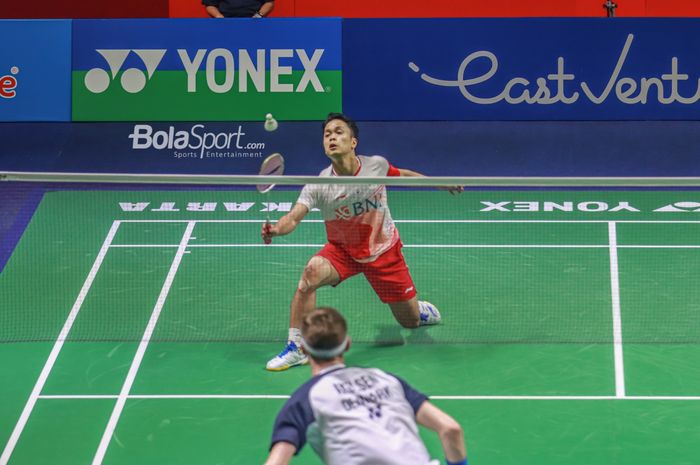 Atlet bulutangkis tunggal putra Indonesia, Anthony Sinisuka Ginting (Anthony Ginting), sedang bertanding di Istora Senayan, Jakarta pada 17 Juni 2022.