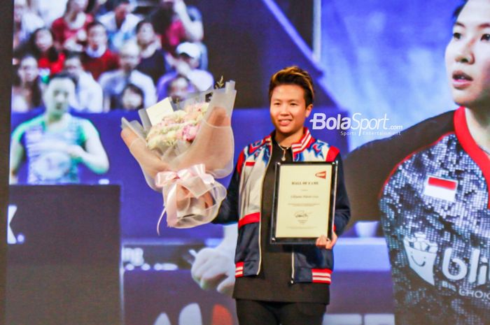 Legenda ganda campuran Indonesia, Liliyana Natsir saat menerima penghargaan Hall of Fame dari Federasi Badminton Dunia (BWF), di Istora Senayan, Gelora Bung Karno (GBK), Jakarta, Sabtu (18/6/2022).