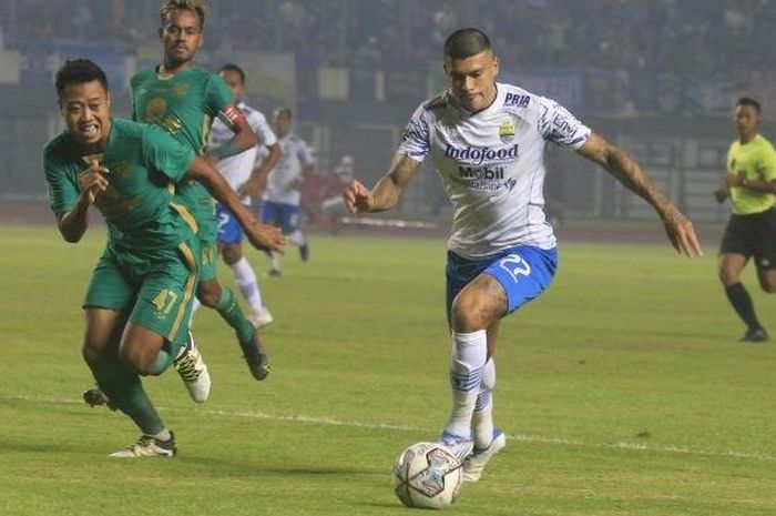 Ciro Alves beraksi dalam laga Persib Bandung melawan Persebaya Surabaya di Stadion GBLA, Jumat (17/6/2022) malam.