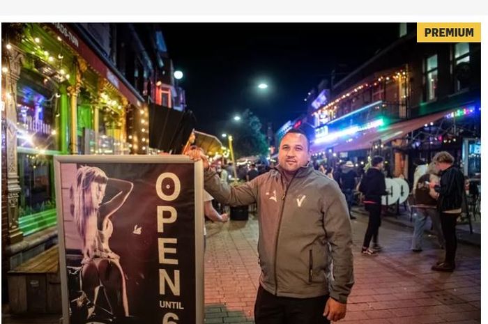 Eks striker timnas Indonesia, Jhonny van Beukering kini bekerja sebagai penjaga klub striptis di Tilburg, Belanda.