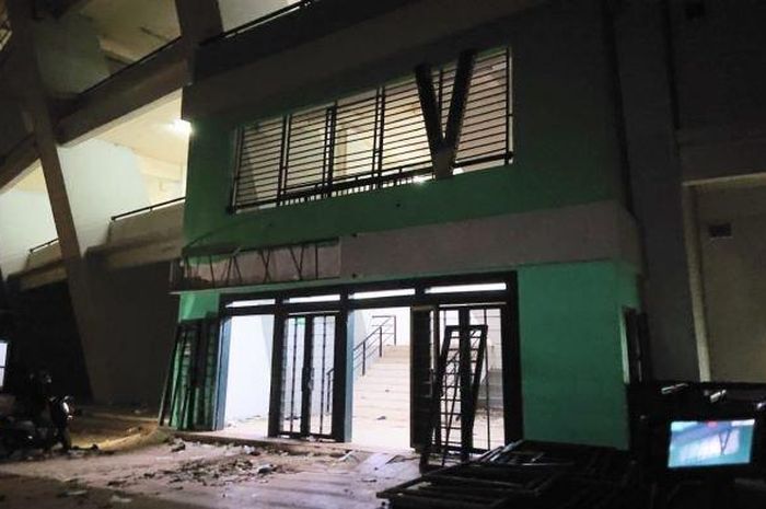 Pintu masuk V Stadion GBLA yang mengalami rusak karena membludaknya para penonton yang ingin masuk ke dalam stadion, Jumat (17/6/2022) malam. 