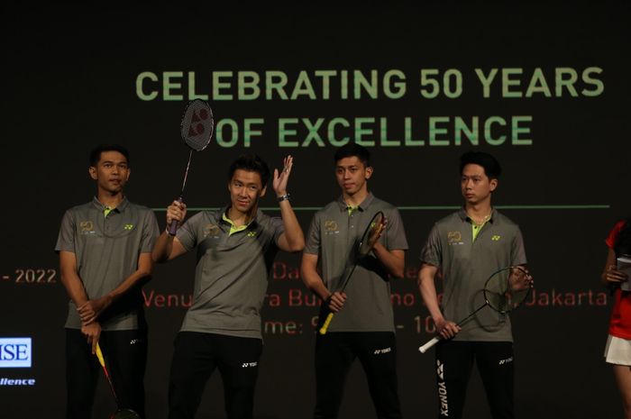 Dari kiri: pebulu tangkis ganda putra Indonesia, Fajar Alfian, Marcus Fernaldi Gideon, Muhammad Rian Ardianto, dan Kevin Sanjaya Sukamuljo, saat menghadiri seremoni perayaan 50 tahun kerja sama PBSI dengan Yonex di Istora Gelora Bung Karno, Senayan, Jakarta, Sabtu (18/6/2022)