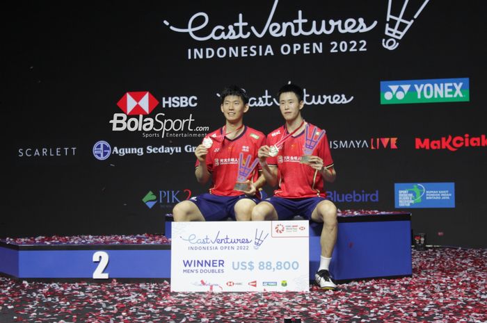 Pasangan ganda putra China Liu Yu Chen/Ou Xuan Yi meraih gelar juara ganda putra Indonesia Open 2022 seusai mengalahkan Choi Sol Gyu/Kim Won Ho, 21-17, 23-21 di Istora Gelora Bung Karno, Senayan, Minggu (19/6/2022)