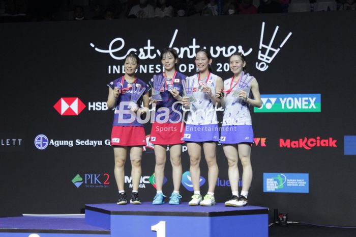 Pasangan ganda putri Jepang Nami Matsuyama/Chiharu Shida (kanan) peraih gelar juara Indonesia Open 2022 berfoto bersama Yuki Fukushima/Sayaka Hirota (kanan) runner-up Indonesia Open 2022, di Istora Senayan, Gelora Bung Karno, Jakarta, Minggu (19/6/2022).