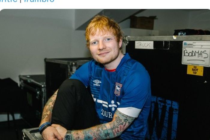 Musisi terkenal asal Inggris, Ed Sheeran, turut terlibat dalam mempromosikan jersey baru milik klub yang diperkuat oleh Elkan Baggott, Ipswich Town.