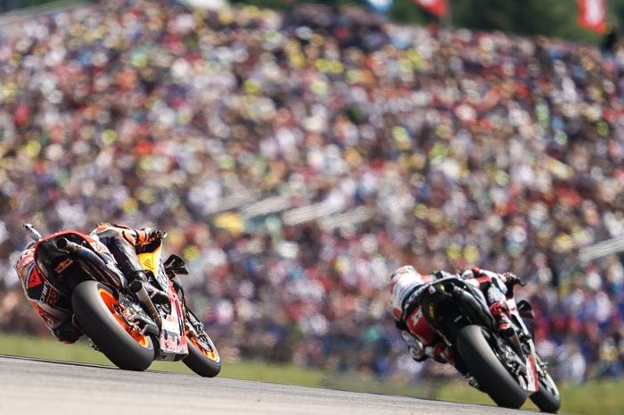 Pembalap Repsol Honda, Pol Espargaro, melaju di belakang Takaaki Nakagami dari tim satelit LCR Honda pada balapan MotoGP Jerman di Sachsenring, Jerman, 19 Juni 2022. Keduanya santer dikabarkan akan hengkang pada akhir musim ini. 