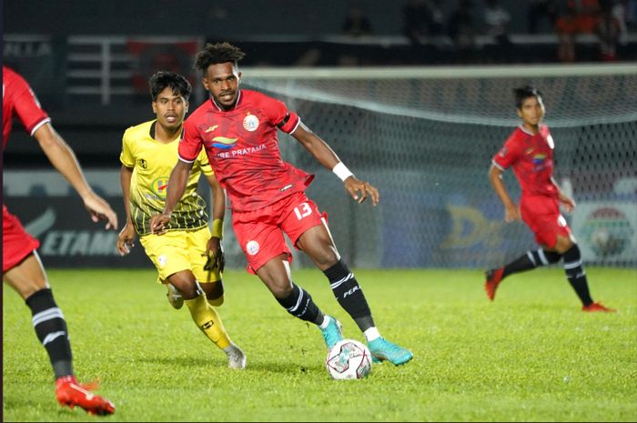 Pemain Persija Jakarta, Barnabas Sobor, saat tampil melawan Barito Putera pada laga Piala Presiden di Stadion Segiri, Samarinda, Sabtu (18/6/2022).