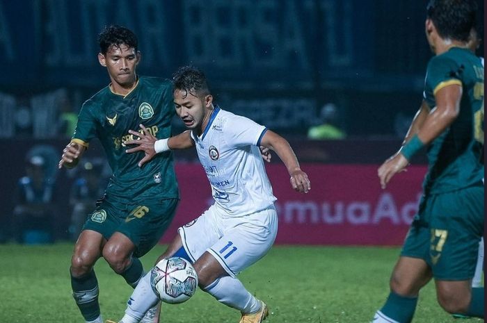 Suasana pertandingan antara Arema FC melawan Persikabo 1973 pada lanjutan Piala Presiden 2022 di Stadion Kanjuruhan, Malang, Minggu (19/6/2022).