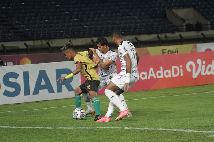 Duel Bali United versus Persebaya Surabaya dalam laga terakhir babak penyisihan Grup C Piala Presiden 2022 di Stadion Si Jalak Harupat, Soreang, Kabupaten Bandug, Senin (20/6/2022).