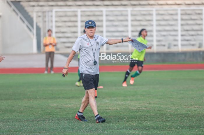 Shin Tae-yong nampak sedang memberikan intruksi kepada para pemain timnas U-19 Indonesia di Stadion Madya, Senayan, Jakarta, 21 Juni 2022.