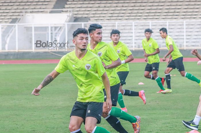 Pemain keturunan bernama Kai Davy Boham nampak ikut latihan timnas U-19 Indonesia di Stadion Madya, Senayan, Jakarta, 21 Juni 2022.