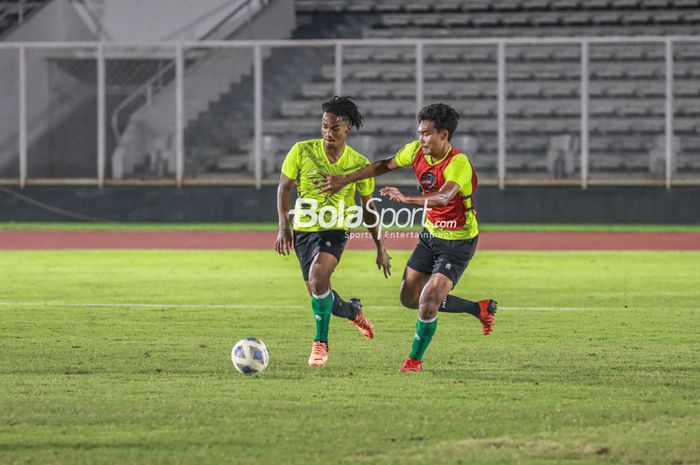 Ronaldo Kwateh (kiri) sedang berusaha melewati lawannya saat latihan timnas U-19 Indonesia di Stadion Madya, Senayan, Jakarta, 21 Juni 2022.