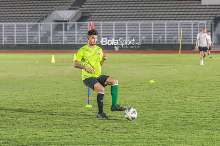 Pemain keturunan bernama Kai Davy Boham sedang menguasai bola saat ikut latihan bersama di Stadion Madya, Senayan, Jakarta, 21 Juni 2022.