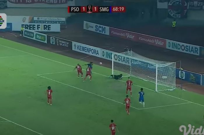 Carlos Fortes mencetak gol layaknya Inzaghi dalam laga PSIS Semarang vs Persis Solo (21/6/2022). 