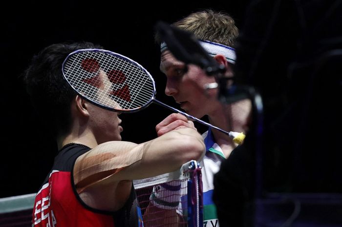 Pebulu tangkis tunggal putra Malaysia, Lee Zii Jia (kiri), berjabat tangan dengan Viktor Axelsen dari Denmark setelah final All England Open 2021 di Utilita Arena Birmingham, Inggris, 21 Maret 2021.