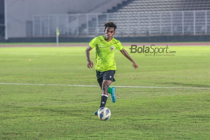 Alexandro Felix Kamuru sedang menguasai bola dalam latihannya bersama timnas U-19 Indonesia di Stadion Madya, Senayan, Jakarta, 21 Juni 2022.