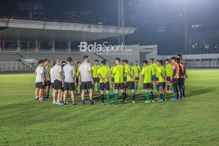 Skuat timnas U-19 Indonesia (skuad timnas U-19 Indonesia) sedang melakukan briefing saat latihan di Stadion Madya, Senayan, Jakarta, 21 Juni 2022.