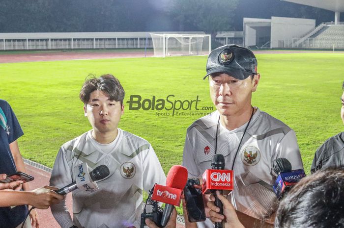 Pelatih timnas U-19 Indonesia, Shin Tae-yong (kanan), dan penerjemahnya bernama Jeong Seok-seo (kiri) sedang memberikan keterangan kepada awak media di Stadion Madya, Senayan, Jakarta, 21 Juni 2022.