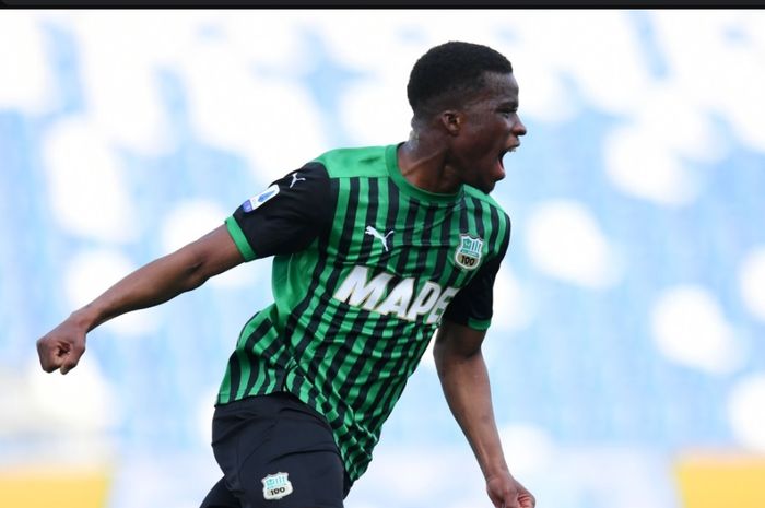 Pemain tengah Sassuolo, Hamed Junior Traore, masuk dalam bidikan AC Milan.