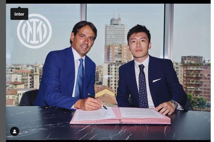 Simone Inzaghi (kiri) bersama Presiden Inter Milan, Steven Zhang, dalam penandatanganan kontrak baru (21/6/2022).