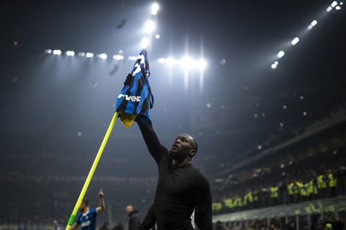 Romelu Lukaku saat merayakan golnya untuk Inter Milan dalam duel Liga Italia lawan AC Milan di San Siro (9/2/2020). Lukaku rela potong gaji demi bertahan di Inter dan tolak Juventus, AC Milan, sampai klub Saudi.