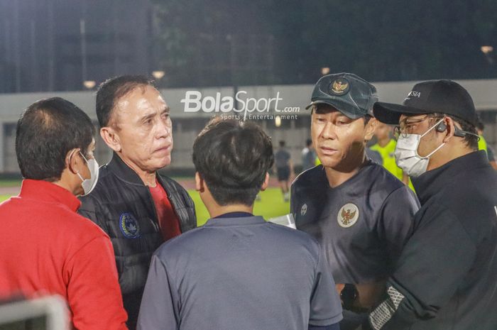 Ketua Umum PSSI, Mochamad Iriawan (kiri) dan pelatih timnas U-19 Indonesia, Shin Tae-yong (kanan), sedang melakukan pembicaraan di Stadion Madya, Senayan, Jakarta, 23 Juni 2022.