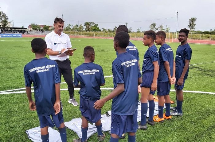 Wolfgang Pikal saat membimbing peserta Papua Football Academy Cari Bakat.