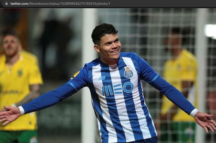 Penyerang FC Porto, Evanilson, dikabarkan masuk ke dalam incaran Manchester United.