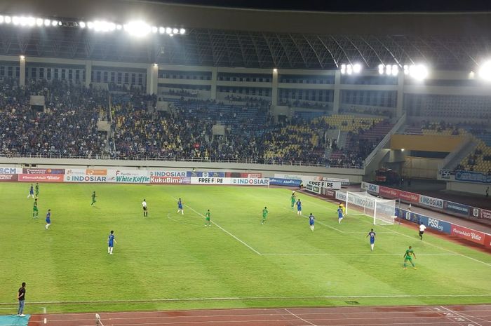 Suasana pertandingan PSIS Semarang Vs PSS Sleman dalam laga grup A Piala Presiden 2022 di Stadion Manahan, Jumat (24/6/2022).