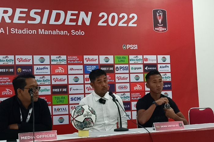 Nil Maizar dan Miftah Anwar Sani saat menghadiri pers konferensi pasca-pertandingan Persis Solo Vs Dewa United di Stadion Manahan, Kamis (24/6/2022).