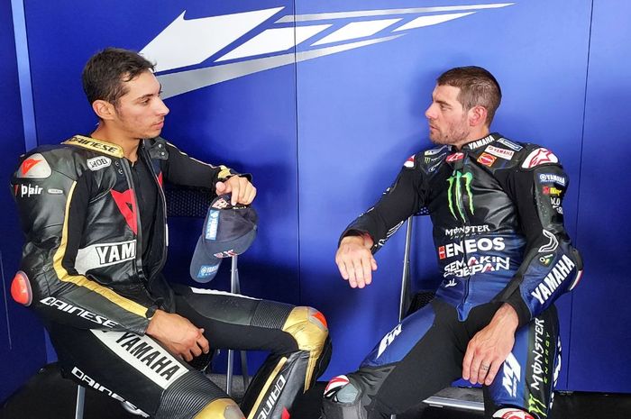 Pembalap PATA Yamaha, Toprak Razgatlioglu, berbincang dengan pembalap penguji Yamaha di MotoGP, Cal Cructhlow, di sela-sela tes privat di Sirkuit Aragon, Spanyol, 21 Juni 2022. Razgatlioglu berkesempatan mencoba motor Yamaha YZR-M1 di MotoGP setelah menjuarai WSBK musim 2021.