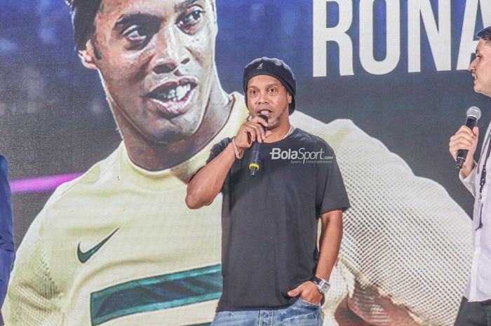 Ronaldinho sedang memberikan sambutan dalam acara grand launching jersey RANS Nusantara FC di Senayan, Jakarta, 24 Juni 2022.