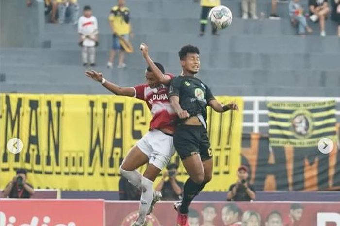 Bafas Kaffa (jersey hitam) sedang berduel udara dengan pemain Madura United, Sabtu (25/6/2022).