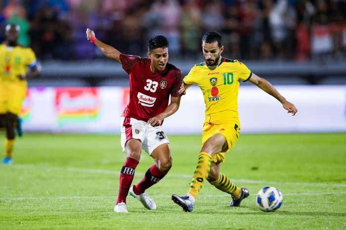 Bek Bali United, Andhika Wijaya, berduel dengan pemain Kedah Darul Aman FC di Piala AFC 2022, Jumat (25/6/2022).