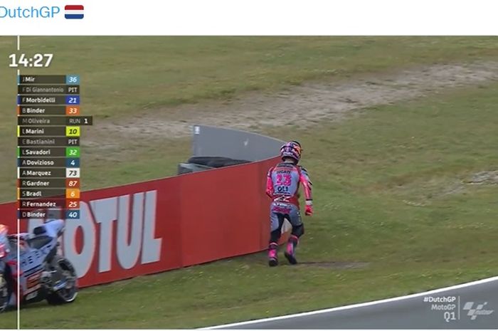 Momen Enea Bstianini lari-lari setelah sepeda motornya alami masalah teknis pada kualifikasi pertama MotoGP Belanda 2022