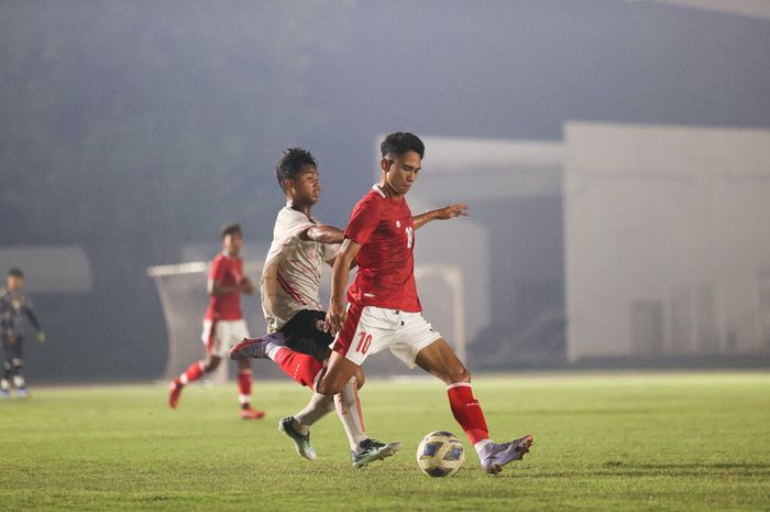 Gelandang timnas U-19 Indonesia, Marselino Ferdinan, saat laga uji coba melawan Persija Jakarta, Jumat (24/6/2022).