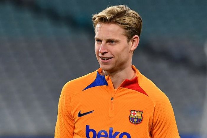 Frenkie de Jong dalam sesi latihan Barcelona di Accor Stadium, Sydney (24/5/2022).