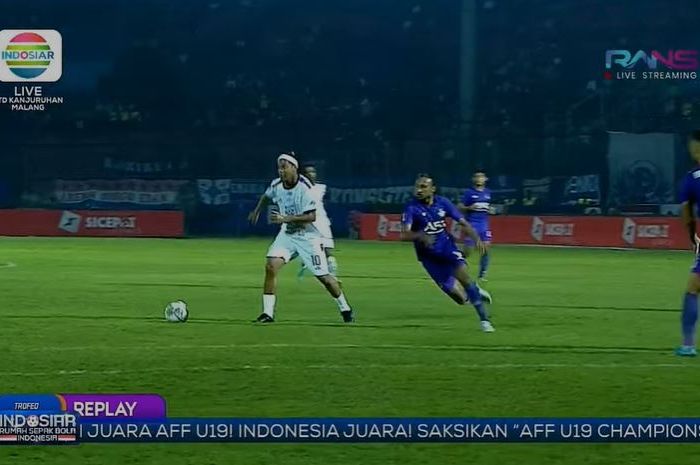 Ronaldinho menunjukan aksinya saat memperkuat Rans Nusantara FC pada laga bertajuk Trofeo Ronaldinho di Stadion Kanjuruhan, Malang, Minggu (26/5/2022).